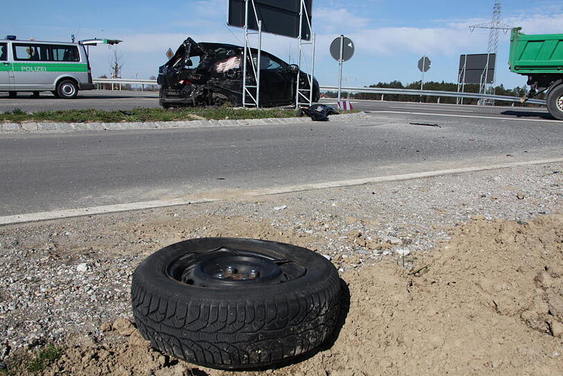 Bei dem heftigen Aufprall wurde das Auto vollständig demoliert.