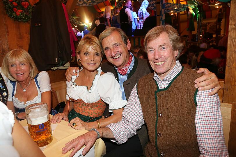 Prinz Leopold von Bayern am Tisch von Uschi Glas und Dieter Herrmann.