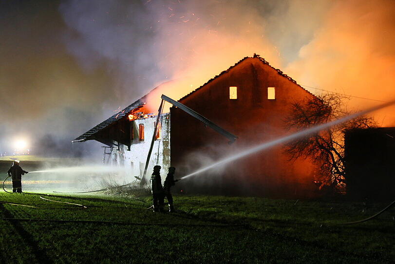 Scheunenbrand in Litlbach. Die Bilder vom Feuerwehreinsatz.