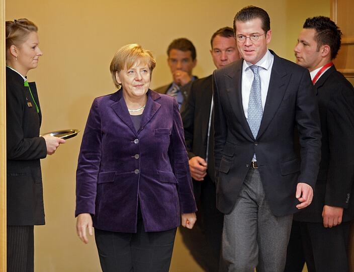 Im selben Jahr verkündet die Kanzlerin gemeinsam mit ihrem damaligen Bundesverteidigungsminister Karl-Theodor zu Guttenberg (CSU) das Ende der Wehrpflicht in Deutschland.