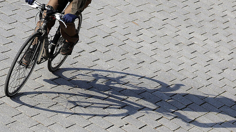 Der Radfahrer beleidigte den Rettungsassistenten und und schlug ihm mehrmals ins Gesicht.