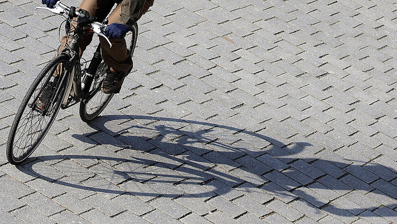 Der Radfahrer beleidigte den Rettungsassistenten und und schlug ihm mehrmals ins Gesicht. Der Radfahrer beleidigte den Rettungsassistenten und und schlug ihm mehrmals ins Gesicht.