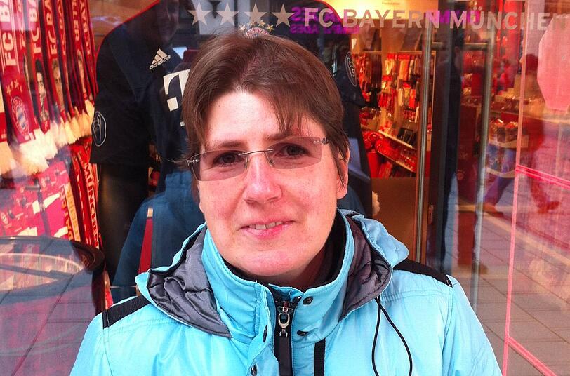 Das sagt Bayern-Fan Tini Hauslmeier: "1860 soll mehr Sex haben? Stimmt nicht! Der FC Bayern hat auf jeden Fall mehr Sexappeal. Ich glaube, dass der neue Geschäftsführer nur nach mehr Aufmerksamkeit sucht und es deswegen gesagt hat. Die Sechziger wollen doch nur gut in der Presse dastehen!"