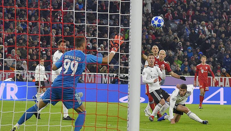 Dass er auch in seiner letzten Bayern-Saison noch auf europäischem Niveau mithalten kann, beweist Robben am 5. Spieltag der Champions-League-Gruppenphase. Bei der 5:1-Gala gegen Benfica schnürt der Holländer einen Doppelpack, sein typischer Move durfte da natürlich nicht fehlen! Dass er auch in seiner letzten Bayern-Saison noch auf europäischem Niveau mithalten kann, beweist Robben am 5. Spieltag der Champions-League-Gruppenphase. Bei der 5:1-Gala gegen Benfica schnürt der Holländer einen Doppelpack, sein typischer Move durfte da natürlich nicht fehlen!