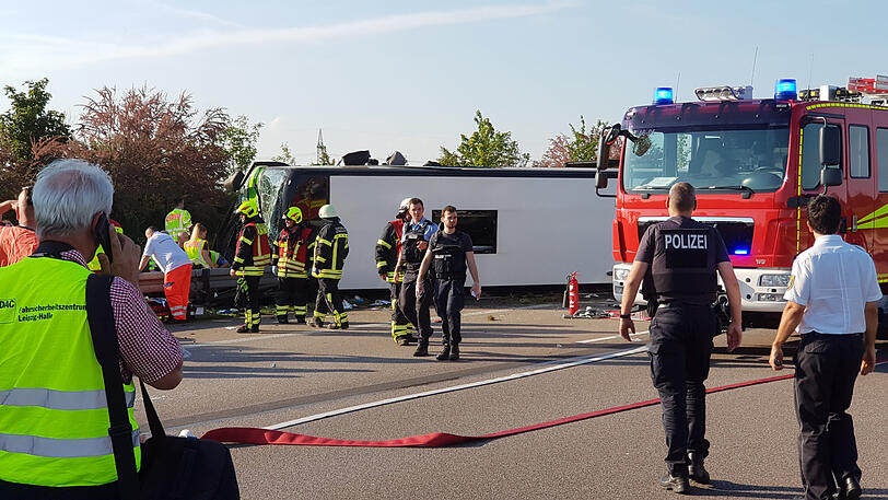 Bilder vom Unfallort auf der A9, wo sich ein Flixbus überschlagen hat. Ein Fahrgast ist ums Leben gekommen, etliche weitere erlitten zum Teil schwerste Verletzungen.