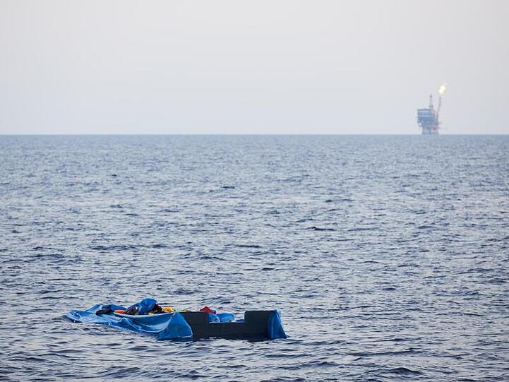 Die Hülle eines verlassenen Schlauchbootes treibt vor der Küste von Libyen im Mittelmeer.