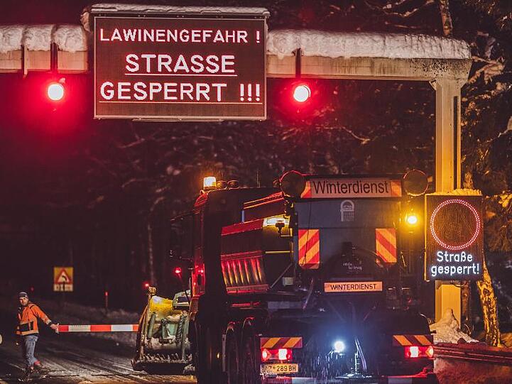 Ein Streufahrzeug steht vor der Straßensperrung für die Felbertauernstraße und den Felbertauerntunnel.