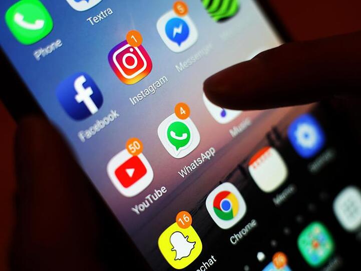 Ein Blick auf ein Smartphone mit verschiedenen Social Media Apps. Foto: Yui Mok/PA Wire/dpa/Archivbild