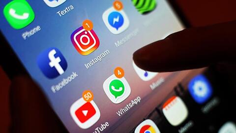 Ein Blick auf ein Smartphone mit verschiedenen Social Media Apps. Foto: Yui Mok/PA Wire/dpa/Archivbild