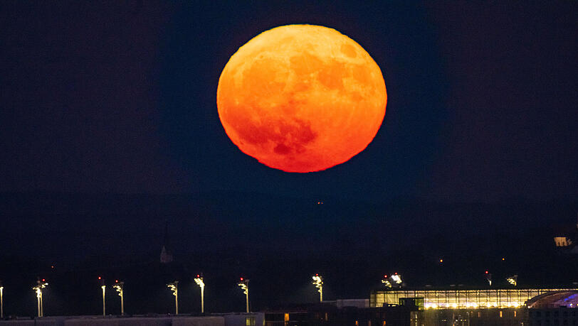 Der Vollmond geht am Abend über dem Flughafen München im Hallbergmoos auf. Der Vollmond geht am Abend über dem Flughafen München im Hallbergmoos auf.
