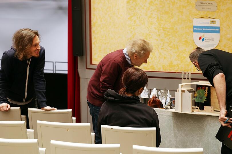Es ist Detail- und Feinarbeit: Am Bühnen-Modell wird jeder Schritt ganz genau besprochen.