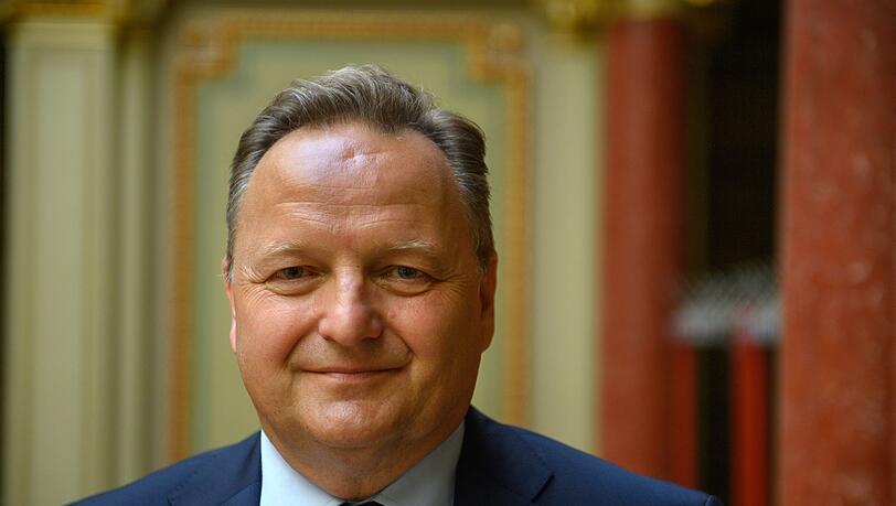 Jürgen Böhm, neuer Staatssekretär im Bildungsministerium, steht in der Staatskanzlei von Sachsen-Anhalt.