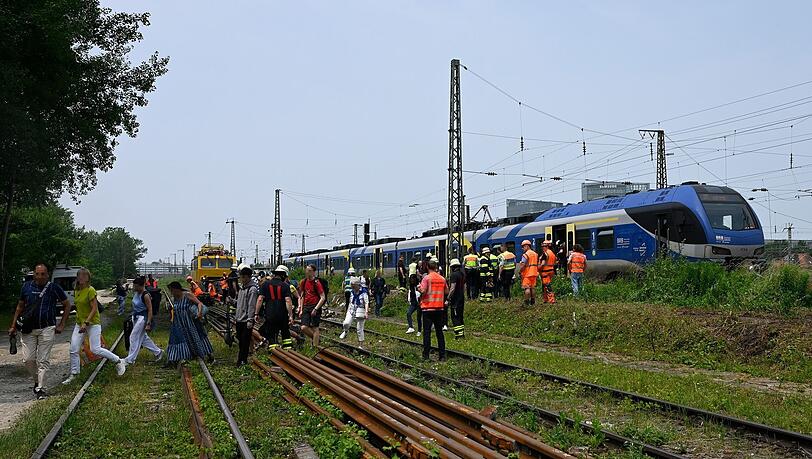 Über Leitern mussten die Fahrgäste den Zug auf offener Strecke verlassen.