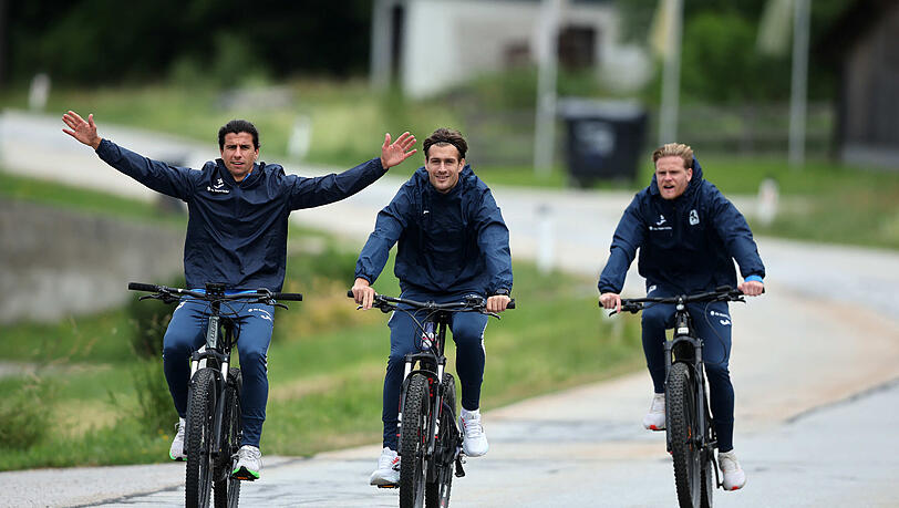 Tunay Deniz, Sigurd Haugen und Thore Jacobsen bei einer Radtour.