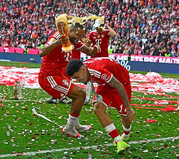 Luis Diaz fl&uuml;chtet vor der Bierdusche durch Jonathan Tah.