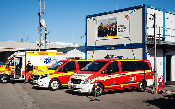 Unterhalb der Bavaria liegen die Sanit&auml;tsstation, die Polizeistation und die Festleitung eng beieinander. So sind auch schnelle Absprachen untereinander einfacher m&ouml;glich.