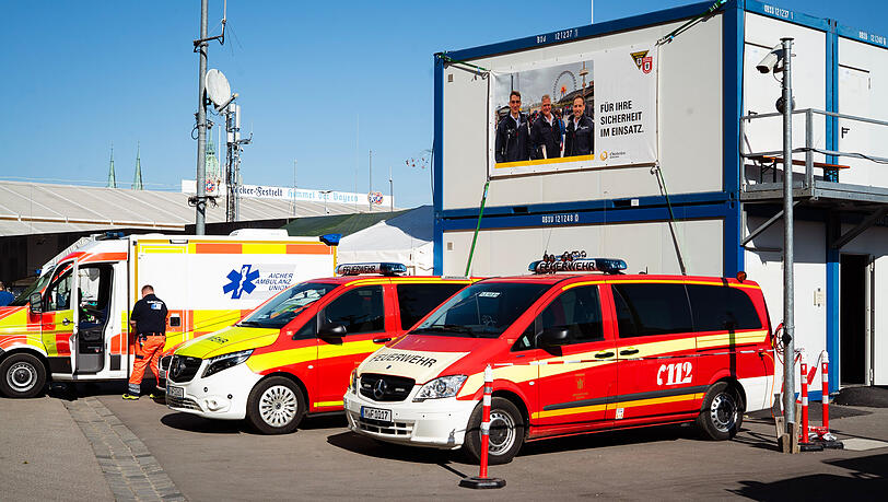 Unterhalb der Bavaria liegen die Sanitätsstation, die Polizeistation und die Festleitung eng beieinander. So sind auch schnelle Absprachen untereinander einfacher möglich. Unterhalb der Bavaria liegen die Sanitätsstation, die Polizeistation und die Festleitung eng beieinander. So sind auch schnelle Absprachen untereinander einfacher möglich.