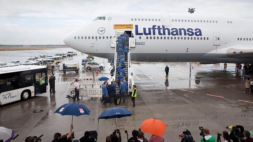 Abflug zum Titel? Die DFB-Elf ist nach Polen gestartet. Die Bilder