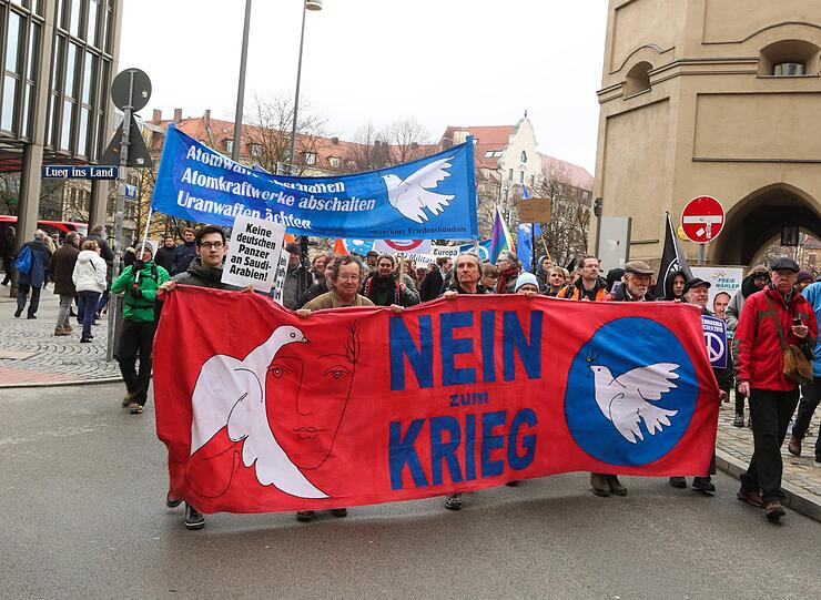 Hunderte Menschen zogen beim Ostermarsch durch in München.