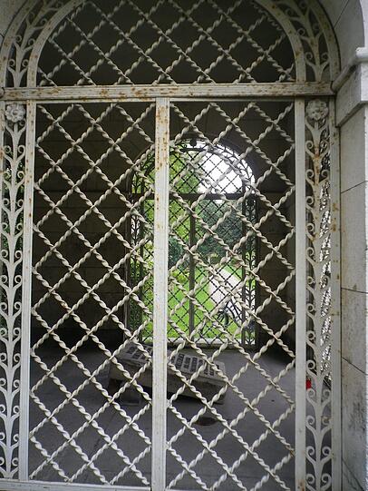 Kein würdiges Erinnern: Bilder von der sanierungsbedürftigen Gruft des &bdquo;Malerfürsten&ldquo; Franz von Lenbach auf dem Westfriedhof.