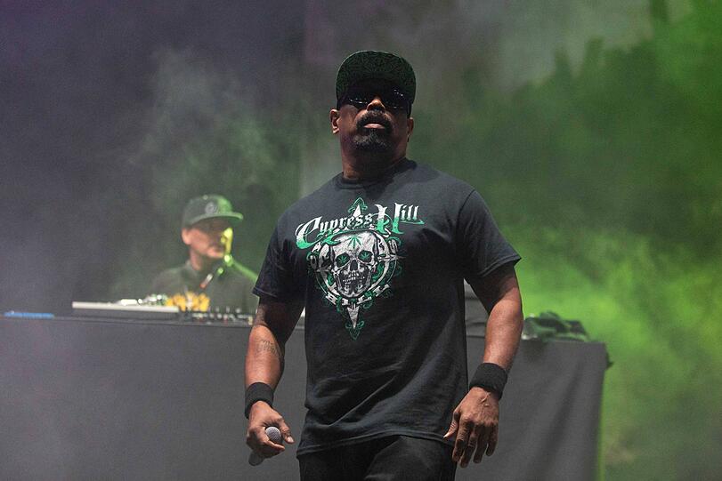 Viel Rauch auf und neben der Bühne: Die Polizei schrieb dutzende Anzeigen gegen Besucher des Cypress Hill Konzerts im Zenith. (Archivbild)