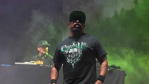 Viel Rauch auf und neben der Bühne: Die Polizei schrieb dutzende Anzeigen gegen Besucher des Cypress Hill Konzerts im Zenith. (Archivbild)
