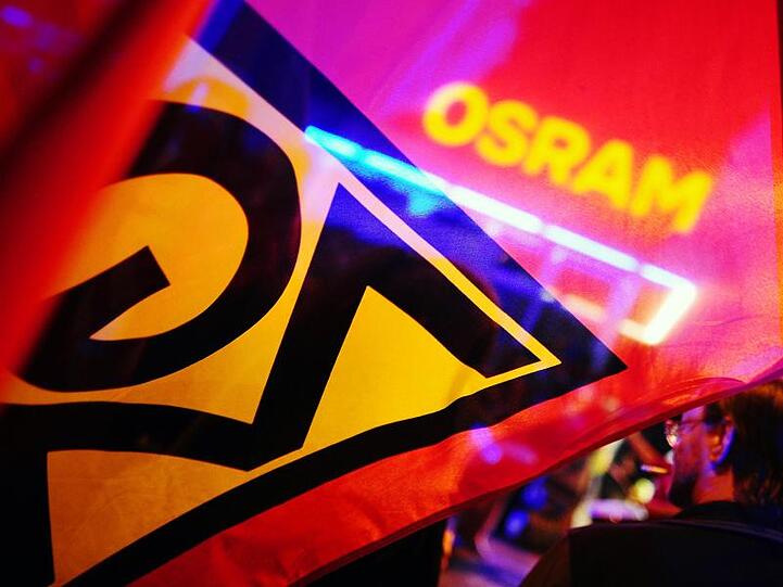 Gewerkschaftler demonstrieren vor dem Osram-Werk in Berlin.