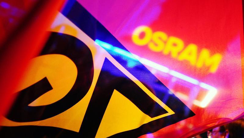 Gewerkschaftler demonstrieren vor dem Osram-Werk in Berlin. Gewerkschaftler demonstrieren vor dem Osram-Werk in Berlin.
