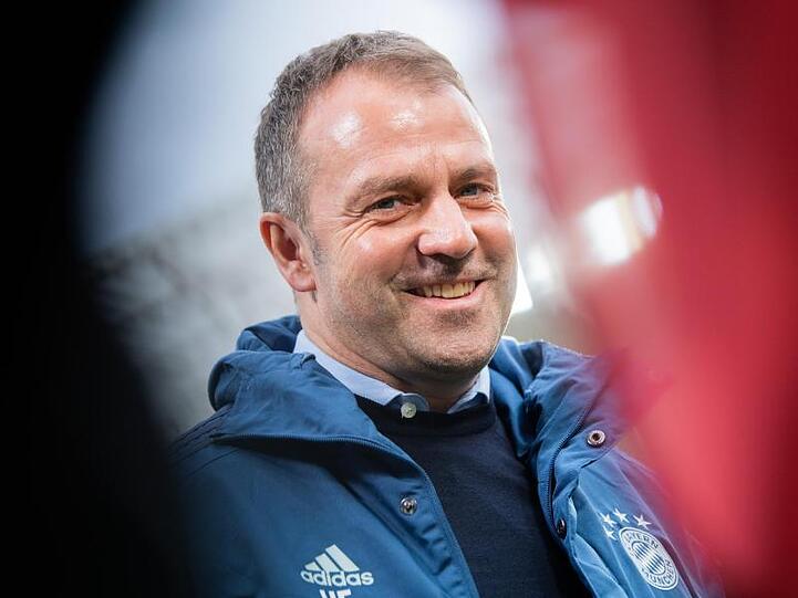 Münchens Trainer Hansi Flick steht vor einem Spiel im Stadion. Foto: Tom Weller/dpa/Archivbild