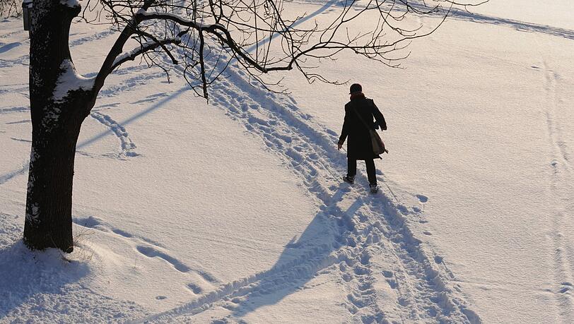 Winterwanderung in und um München: Bei Neuschnee kann man auch mal vom Weg abweichen, dann knirscht es auch schön unter den Schuhen. Winterwanderung in und um München: Bei Neuschnee kann man auch mal vom Weg abweichen, dann knirscht es auch schön unter den Schuhen.