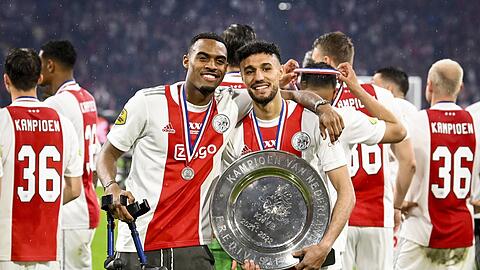 Titelfeier mit Ajax: Gravenberch und Mazraoui (r.).