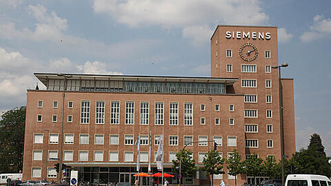 Im &bdquo;Himbeer-Palast&ldquo;, dem rosa Stammhaus in Erlangen, ist die Angst vor dem Jobverlust besonders groß.