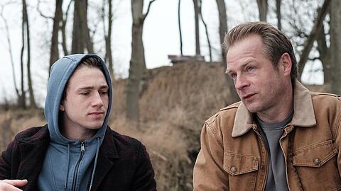 "Nord bei Nordwest: Natalja": Ben Soljenko (Justus Johanssen, l.) vertraut sich Hauke Jacobs (Hinnerk Schönemann) an.