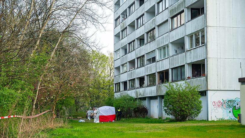 Nach dem tödlichen Sturz eines Jugendlichen untersuchen Ermittler die Umgebung des Hochhauses ab.