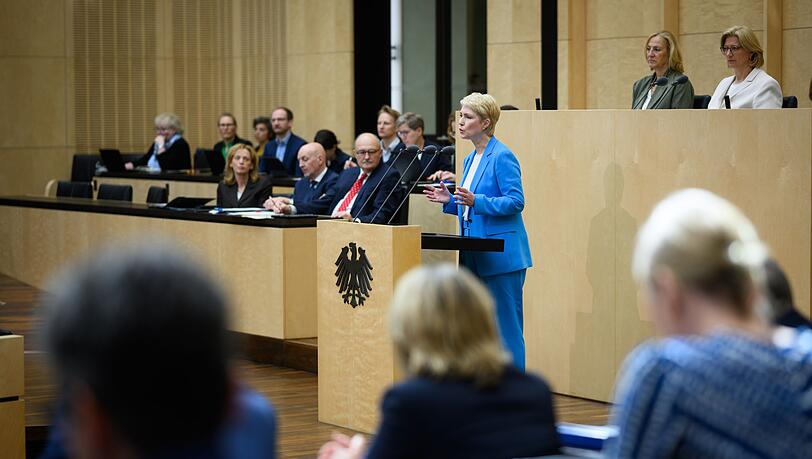 Mecklenburg-Vorpommerns Ministerpräsidentin Schwesig (SPD) fordert im Bundesrat Rentenstabilität.