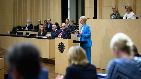 Mecklenburg-Vorpommerns Ministerpräsidentin Schwesig (SPD) fordert im Bundesrat Rentenstabilität.
