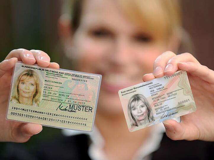 Ab Montag werden nur noch die neuen, kleineren Personalausweise ausgestellt. Deshalb beantragen mehr Menschen jetzt noch einen herkömmlichen.