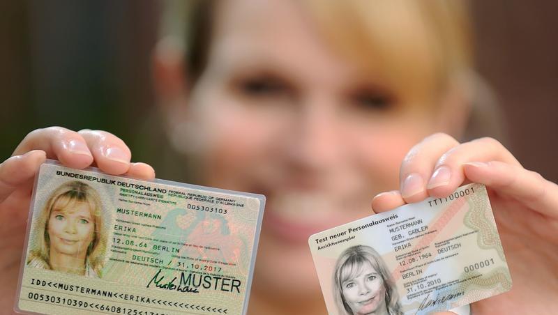 Ab Montag werden nur noch die neuen, kleineren Personalausweise ausgestellt. Deshalb beantragen mehr Menschen jetzt noch einen herkömmlichen. Ab Montag werden nur noch die neuen, kleineren Personalausweise ausgestellt. Deshalb beantragen mehr Menschen jetzt noch einen herkömmlichen.
