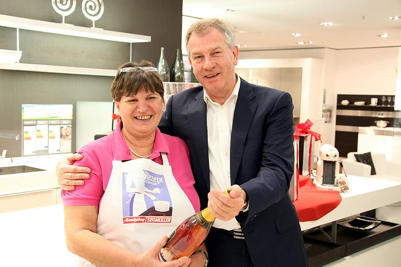 Für ihre Fischsuppe wurde Hanni Frankl zur Siegerin gekürt und von Reinhold Gütebier mit Küchengeräten und Schampus beglückt.