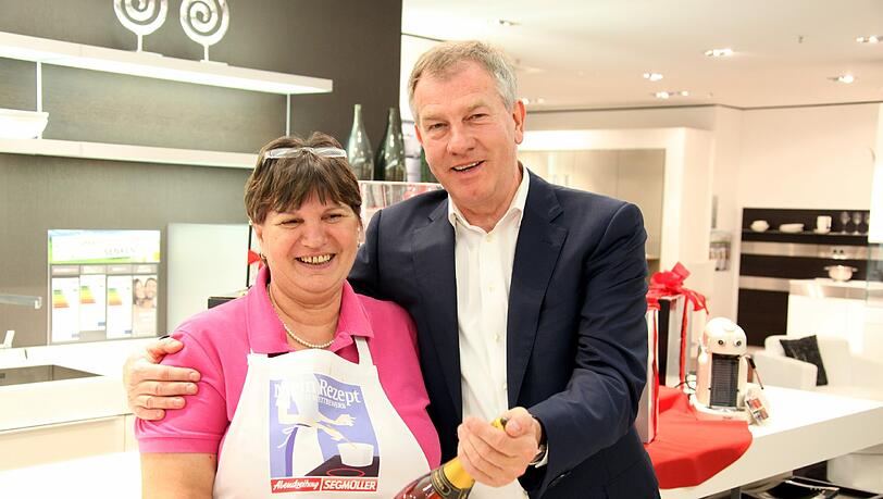 Für ihre Fischsuppe wurde Hanni Frankl zur Siegerin gekürt und von Reinhold Gütebier mit Küchengeräten und Schampus beglückt. Für ihre Fischsuppe wurde Hanni Frankl zur Siegerin gekürt und von Reinhold Gütebier mit Küchengeräten und Schampus beglückt.
