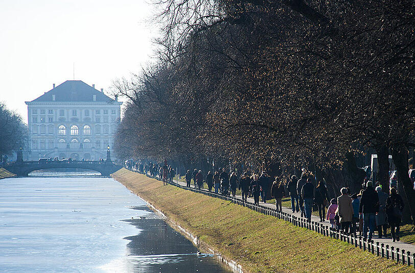 Reges Treiben am Nymphenburger Kanal. Die Sonne lockt die Münchner an die frische Luft.