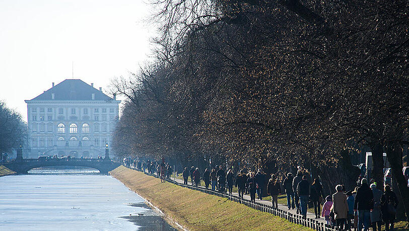 Reges Treiben am Nymphenburger Kanal. Die Sonne lockt die Münchner an die frische Luft. Reges Treiben am Nymphenburger Kanal. Die Sonne lockt die Münchner an die frische Luft.