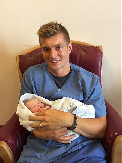 Ganz stolzer Papa: Im Leben von Fußballer Toni Kroos gibt es eine neue Frau.