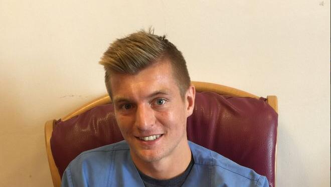 Ganz stolzer Papa: Im Leben von Fußballer Toni Kroos gibt es eine neue Frau. Ganz stolzer Papa: Im Leben von Fußballer Toni Kroos gibt es eine neue Frau.