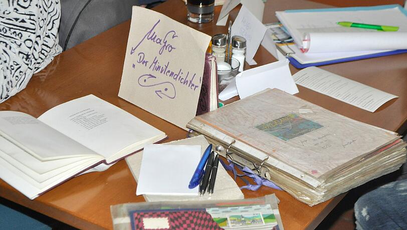 Viele Einsendungen hat der Poesiebriefkasten bekommen. Viele Einsendungen hat der Poesiebriefkasten bekommen.
