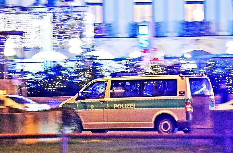 Schlägerei am Stachus. Ersten Angaben zufolge prügelten sich über 20 Personen am späten Abend.