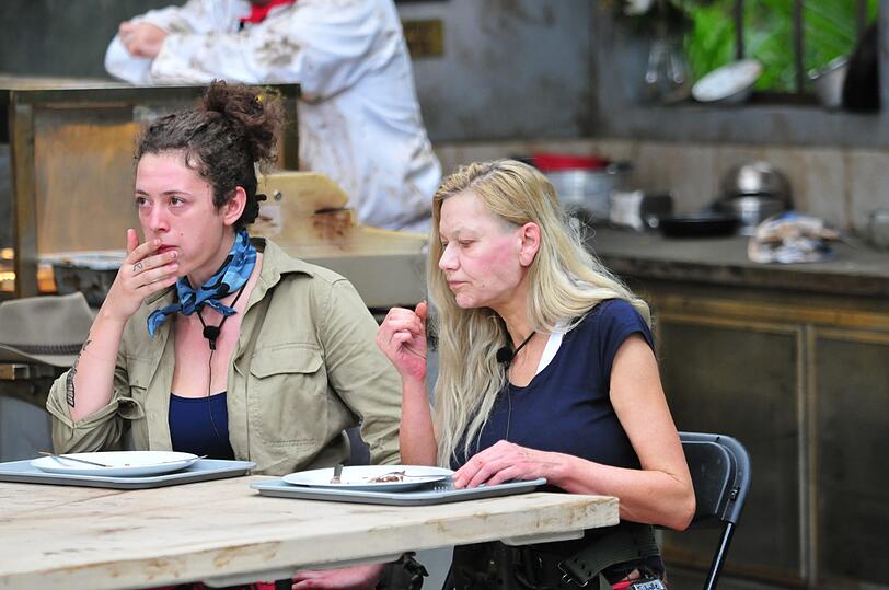 Leila Lowfire und Sibylle Rauch bei der Ekel-Prüfung.