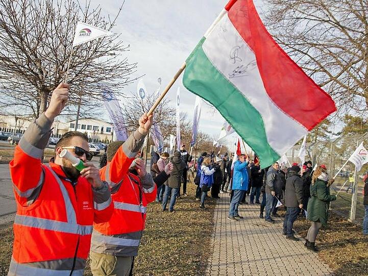 Gewerkschaftsmitglieder demonstrieren auf dem Audi-Werksgelände für mehr Lohn. Foto: Csaba Krizsan/MTI/AP