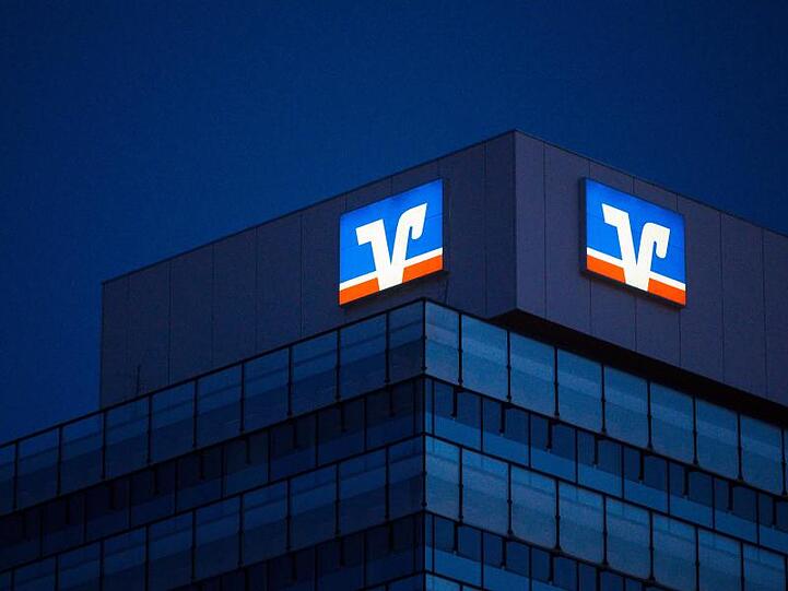 Das Logo der Volksbank ist auf einem Gebäude in der Innenstadt zu sehen. Foto: Marijan Murat/dpa/Archivbild