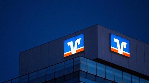 Das Logo der Volksbank ist auf einem Gebäude in der Innenstadt zu sehen. Foto: Marijan Murat/dpa/Archivbild